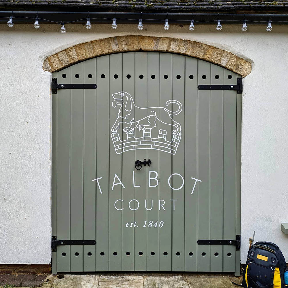 talbot-court_doors_sign_logo_painted_stow-on-the-wold
