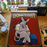 donks-dive-swinging-sign-hanging-sign-pub-signwriting-signpainting-illustrative-lettering-handpainted