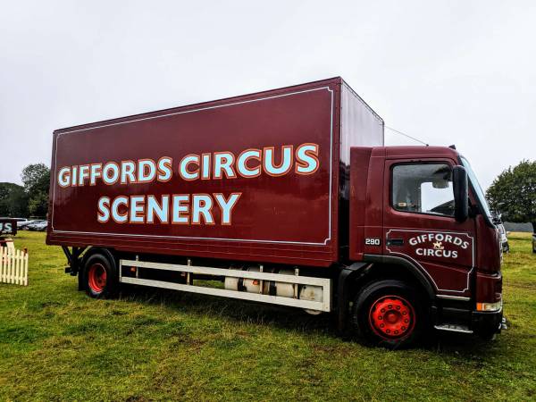 giffords_circus_lorry_vehicle_handpainted_stroud_signwriter_signwriting