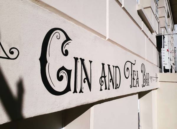 gin-tea-bar-cheltenham-promenade-handpainted-fascia-signwriting-signwriter-masonry-painted-ginbar