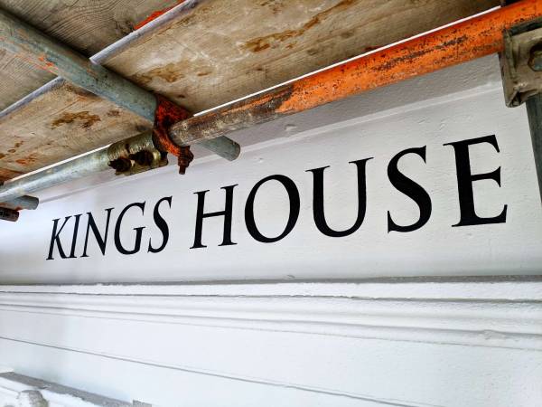 kings-house-133-dowdeswell-cheltenham-handpainted-fascia-regency-signwriting