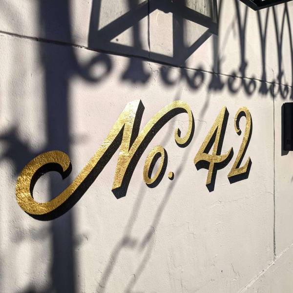 no.42-house-sign-number-gold-leaf-gilding-script-lettering-signwriting-signpainting