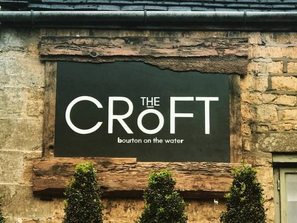 the-croft-fascia-handmade-handpainted-bourton-on-the-water-cotswolds-pub-restaurant-signage-signwriting-logo-design-signpainting