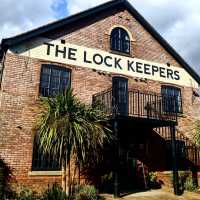 the-lock-keepers-gloucester-facade-fascia-brickwork-handpainted-lettering-signwriter-signwriting
