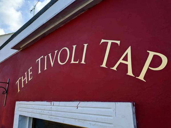 the-tivoli-tap-cheltenham-pub-sign-gold-gild-signwriting-signwriter-roman-trajan-lettering