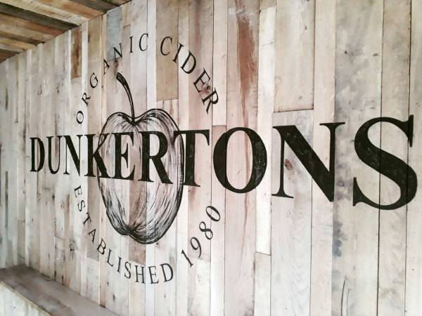 interior_dunkertons_logo_mural_wall_handpainted_distressed_dulux_emulsion_signpainting_signwriting